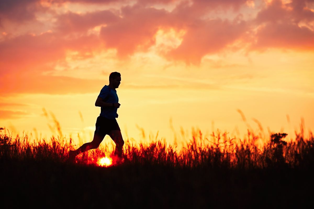 Bieganie rano czy wieczorem – kiedy najlepiej biegać?